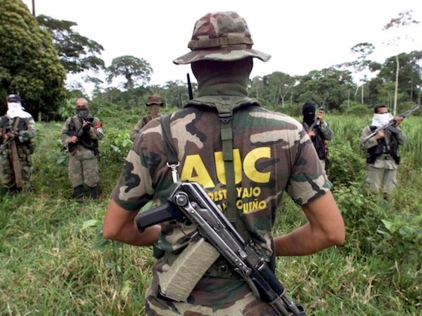 colombia-paramilitares-auc-600x450 La bananera Chiquita acusada de crímenes contra la humanidad