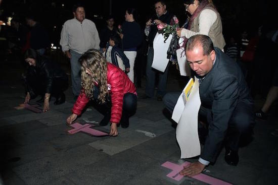 cruces-rosas-Quito-femicidio-Carla-Cevallos “No más cruces rosadas”: campaña contra el femicidio en Quito