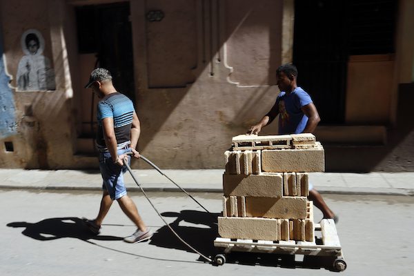 cuba-bloques-construccion-artesanal-jlbanos-ips-600x400 Cuba: se mantiene el problema de acceso a la vivienda