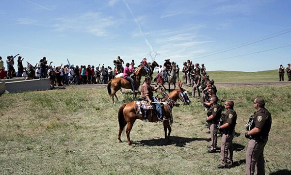 dakota-sioux-policias-oleoducto-600x361 Sioux ganan batalla medioambiental en Standing Rock