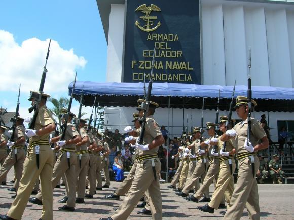 ecuador-militares-desfile Rafael Correa cambia la cúpula militar por brotes de indisciplina