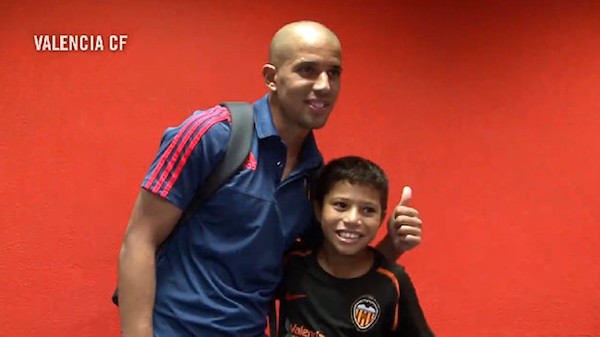 feghouli-con-saharaui-valencia Fútbol y Sahara (II)