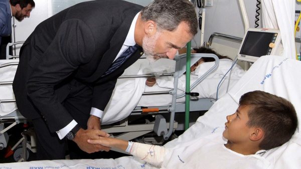 felipe_vi-hospitales-atentado_en_barcelona-barcelona-atentados_terroristas-terrorismo-casas_reales_240237358_43543029_1706x960-2-600x338 "Os damos el abrazo de todos los españoles"