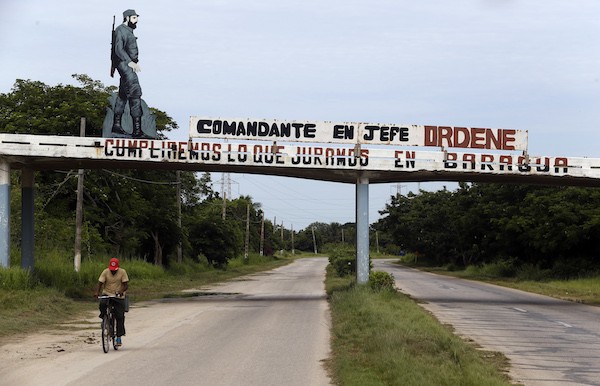 fidel-castro-emblemas-carreteras-jlbanos-ips Fidel Castro cumple 90 años en una Cuba en transición