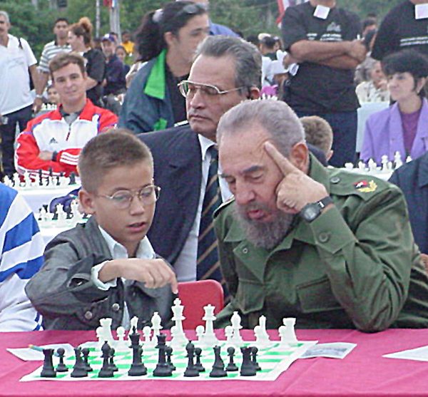fidel-castro-simultaneas-ajedrez-2002-600x557 Fidel Castro y el ajedrez
