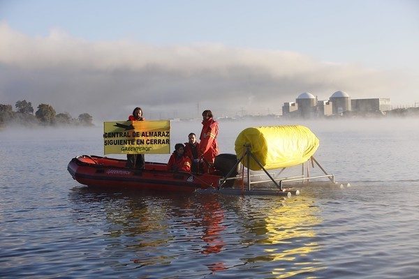 flecha-gigante-flotante-en-la-central-nuclear-de-almaraz-600x400 Greenpeace: Almaraz debe cerrar