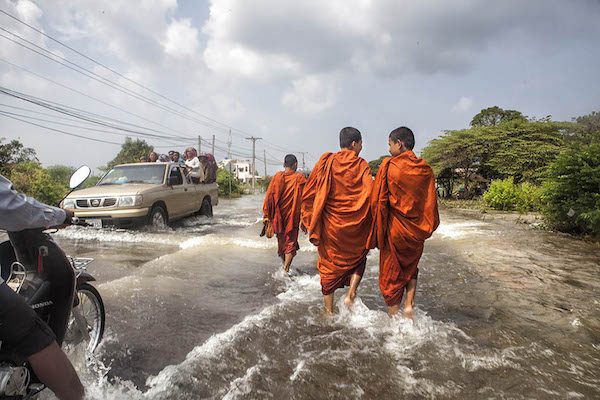 floods-at-the-cambodian-thai-border-600x400 El fotoperiodista Javier Sánchez-Monge multipremiado en 2017