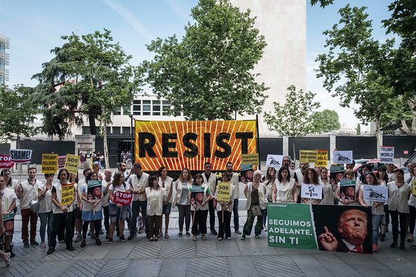 greenpeace-protesta-embajada-eeuu-madrid-600x400 Greenpeace recrimina a Trump por abandono de los acuerdos de París