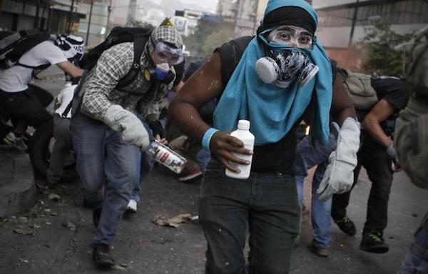 guarimbas-caracas-600x384 Venezuela: responsables de la violencia deberían ir presos