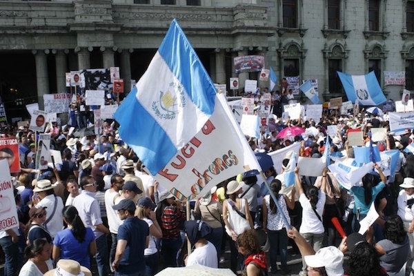 guatemala-fuera-ladrones-2015 Vientos de cambio en Guatemala