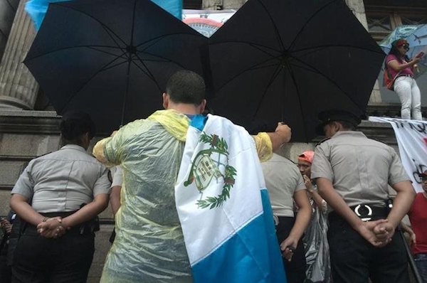 guatemala-pnc-protestas-foto-prensa-libre Guatemala: en la sombra de la plaza