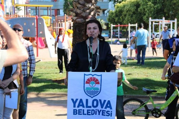 La presidenta de la TFC, Gülkiz Tulay en la inauguración del parque del ajedrez de Yalova