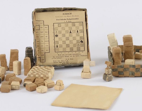 holocausto-y-ajedrez-piezas-tableros-600x469 Holocausto y ajedrez
