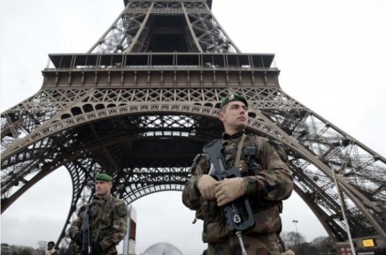 militares patrullan las calles de París