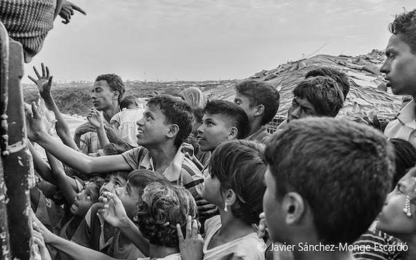 javier-sm-escardo-rohinyas3-refugiados-kutupalung2-reparto-600x375 Rohinyás: cuando las lágrimas cayeron del cielo