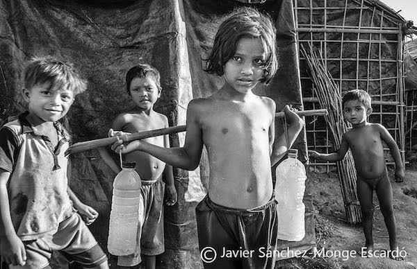 javier-sm-escardo-rohinyas5-refugiados-balukhali-agua-600x388 Rohinyás: cuando las lágrimas cayeron del cielo