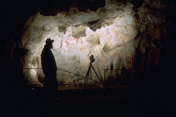 latova-cueva-pindal-asturias-1987-600x400 José Latova entra en el Museo Arqueológico de Madrid