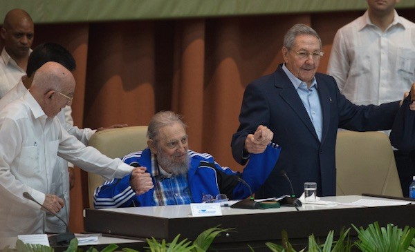 machado-ventura-fidel-y-raul-castro-cubadebate Cuba: nuevo modelo comunista a consulta popular