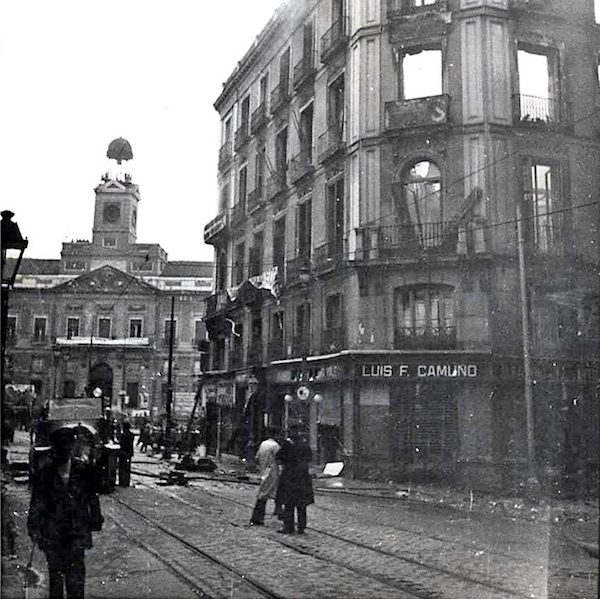 madrid-puerta-del-sol-1938-600x599 El reloj de la Puerta del Sol fue herido de guerra