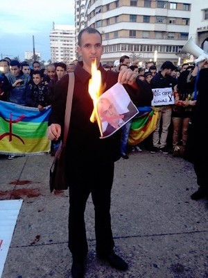 manifestante-amazigh-quema-retrato-Benkiran Muertes en universidades marroquíes con el Sáhara de fondo