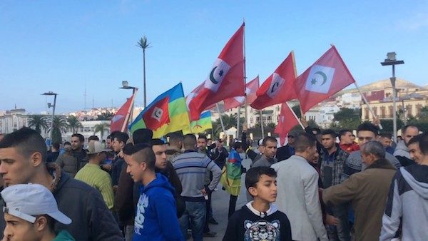 manifestantes-bandera-rif-amazigh-600x338 Marruecos y el desafío del Rif