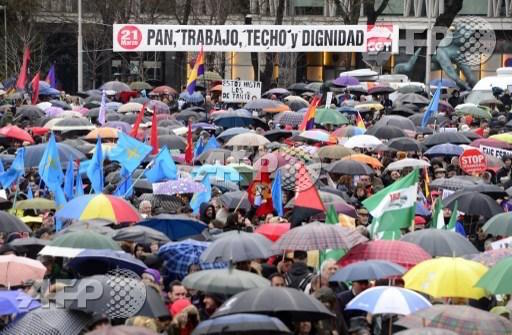 marchas-dignidad-paraguas-Andes-AFP Españoles salen a las calles para pedir "pan, trabajo, techo y dignidad"