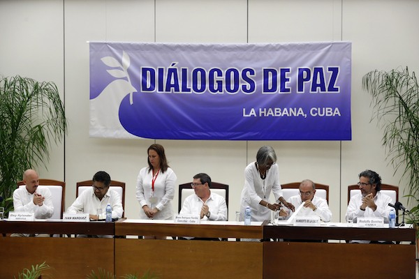 marquez-calle-firman-acuerdo-colombia-jlbanos-ips Colombia abre capítulo de la paz con histórico acuerdo