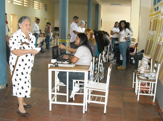 mesa-electoral-Caracas-2013-Foto-Raul-Limaco-IPS Venezuela implanta la paridad de género electoral