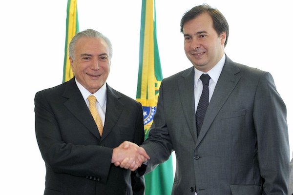 michel-temer-con-rodrigo-maia Rodrigo Maia candidato de la derecha para sustituir a Temer en Brasil