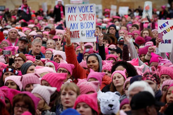 mujeres-marchan-gorros-rosa-600x400 Feminismo: el discurso educa, la presencia más