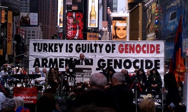 ny-times-square-armenia-solidaridad-600x359 Legisladores de EE. UU. piden que Trump reconozca el genocidio armenio
