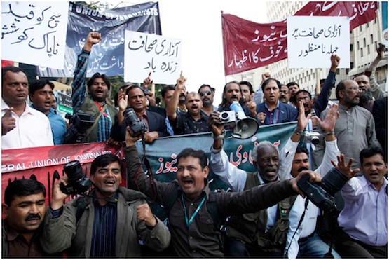 pakistan-periodistas-protestas-SShaikh-IPS. El extremismo pakistaní apunta contra la libertad de prensa