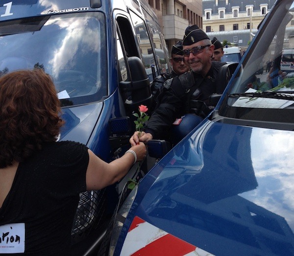 paris-mani-23j-flores-policia París: los sindicatos cercados por los antidisturbios