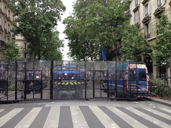 paris-policia-vallas Reforma laboral en Francia: 50 000 manifestantes en París