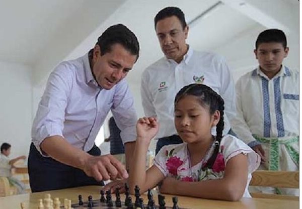 pena-nieto-ajedrez-escolar-600x416 Peña Nieto juega una discutida partida de ajedrez en México