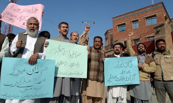 periodistas-pakistan-peshawar-protestas-2016_ayusufzai-ips-600x356 Periodismo en Pakistán: morir o quedar callados