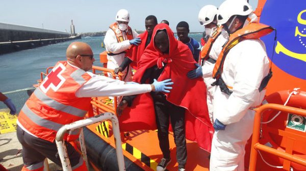 personal-cruz-roja-salvamento-maritimo_italia-600x337 Italia podría cerrar sus puertos a los barcos de las ONG