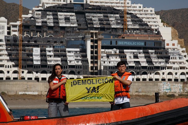 pintada-de-la-i-en-hotel-el-algarrobico Greenpeace pide a Susana Díaz la demolición inmediata de El Algarrobico