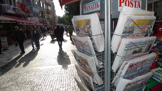 prensa-quiosco-Kadikoy-Estambul-JLeverink-IPS Libertad de expresión en Turquía reprimida por el Gobierno 