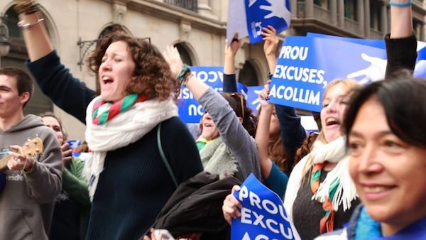 pressenza-barcelona-manifestantes-acogida Cataluña, tierra de acogida