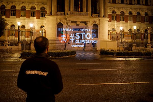 proyecciun-en-el-ministerio-de-agricultura-del-mensaje-stopglifosato-600x400 Greenpeace pide que España vote contra el glifosato