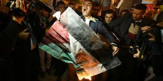 queman-bandera-saharaui-Rabat Muertes en universidades marroquíes con el Sáhara de fondo