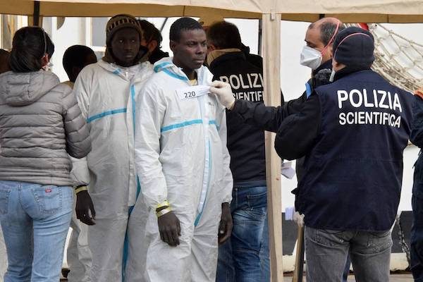 registros-migrantes-refugiados-messina-italia_gisolino_afp-getty-images-600x400 Inmigrantes: Italia recurre a la violencia y expulsiones ilegales