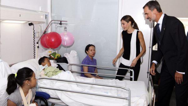 reina_letizia-felipe_vi-hospitales-atentado_en_barcelona-barcelona-atentados_terroristas-terrorismo-casas_reales_240237353_43543064_1706x960-600x338 "Os damos el abrazo de todos los españoles"