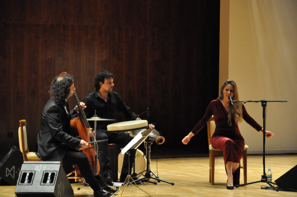 Rocío Márquez y Fahmi Alqhai en 'Dialogos de viejos y nuevos sones' en el Auditorio nacional de Madrid. Foto Centro Nacional de Difusión nacional (CNDM)
