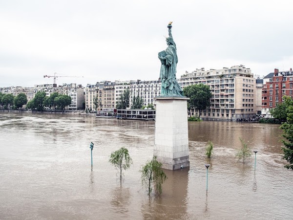 sena-crecida-estatua-libertad-201606 El Sena: un río que marca la vida en París