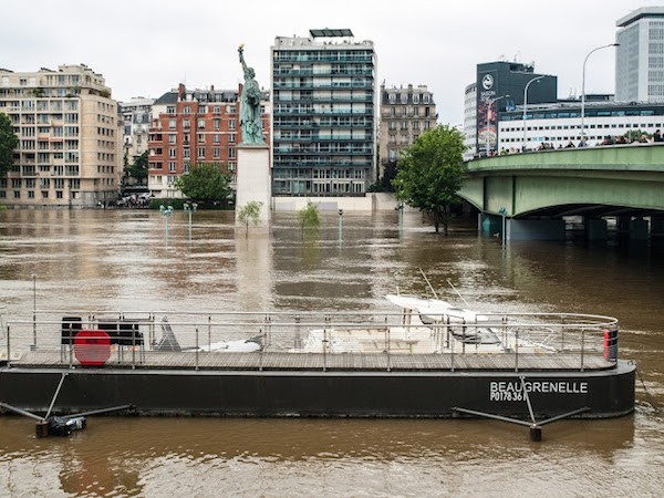 sena-crecida-estatua-libertad-puente-201606 El Sena: un río que marca la vida en París