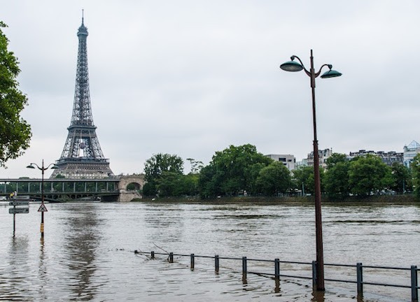 sena-crecida-pont-de-bir-hakeim-201606-torre-eiffel El Sena: un río que marca la vida en París