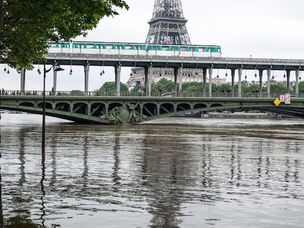 sena-crecida-pont-de-bir-hakeim-201606 El Sena: un río que marca la vida en París