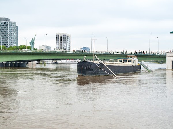 sena-crecida-pont-de-grenelle-201606 El Sena: un río que marca la vida en París